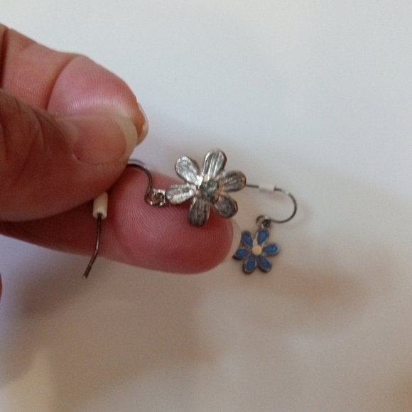 Dainty daisy dangle earring bundle - Picture 3 of 3